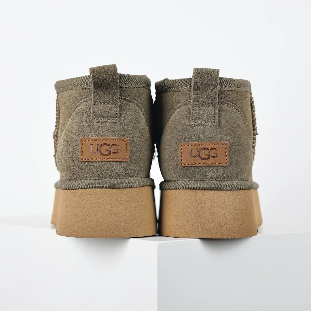 Pick up locally 💰440 The core recommendation is good price E4 UGG Thick-soled short style Zhou Dongyu and Wang Yibo's same series Xiaohongshu popular model Henan Longfeng leather production Cashmere insole is a very suitable choice for keeping warm in winter when going out and at home. In the new year, uug launched a style series, which is partially geared towards the preferences of young consumers and has also been at the forefront of fashion trends. Shoe body material UGGPURE™ implanted wool insole Lightweight non-slip and comfortable rubber outsole With brand LOGO and complete packaging Size: 35 36 37 38 39 40